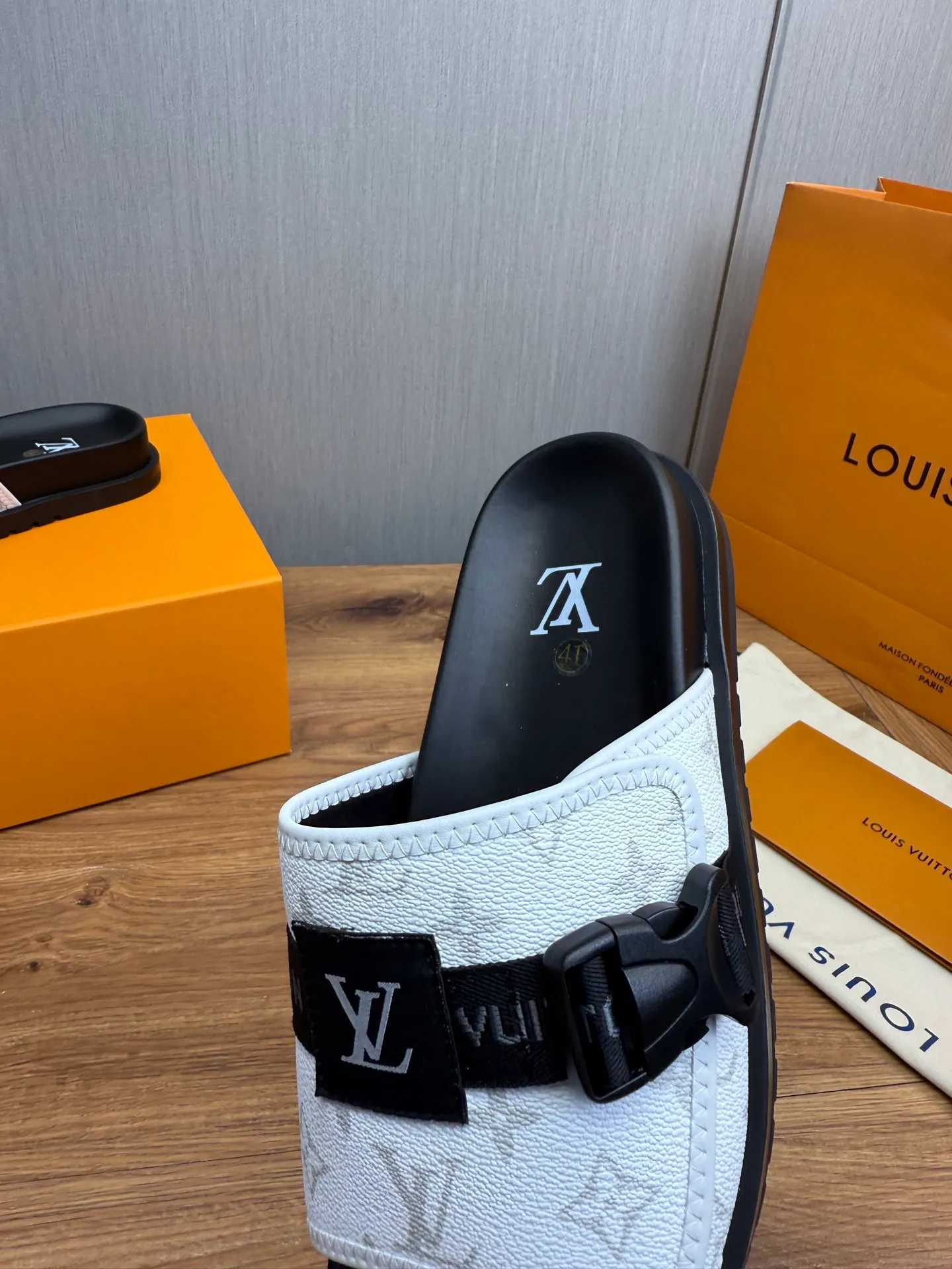 Men's shoes 💰320💰 Lv. hot selling men's slippers 🔥 🩴Official website one to one production 38-45 sizes 45 46 🉑️Customized!